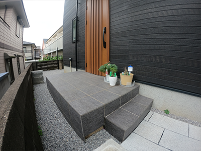 プライベート感を重視した、落ち着きのある坪庭